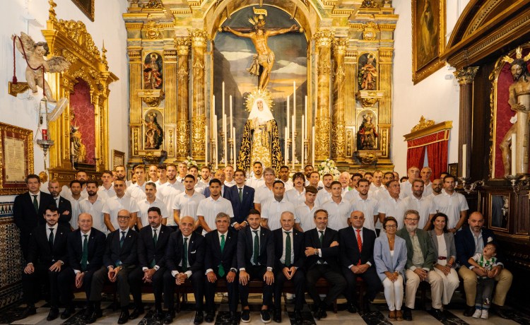 El Betis lleva a cabo en la capilla del Museo su tradicional ofrenda floral El Betis lleva a cabo en la capilla del Museo su tradicional ofrenda floral