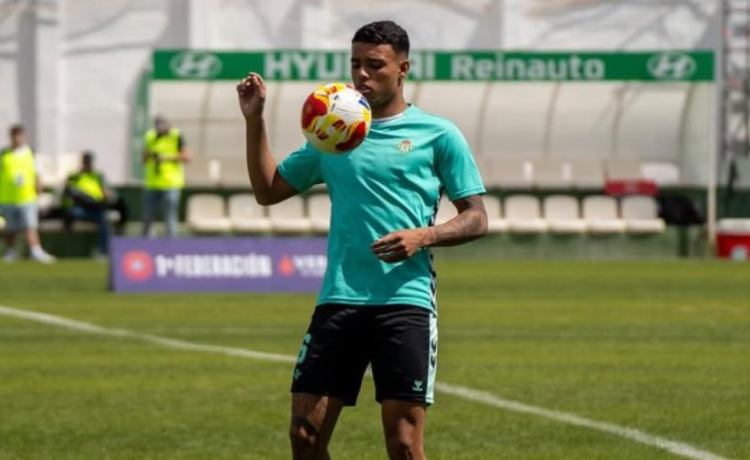 El Betis aún no ha tomado una decisión con uno de sus fichajes más prometedores El Betis aún no ha tomado una decisión con uno de sus fichajes más prometedores