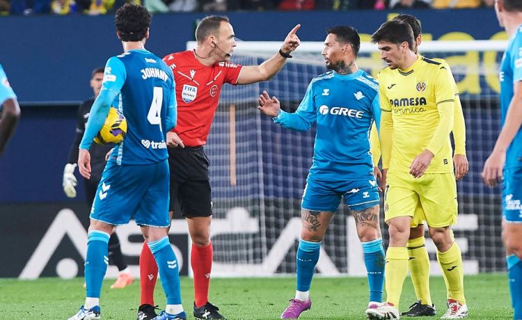 El Betis se reencuentra con la pareja de colegiados de aquel «arbitraje grotesco» denunciado por Ángel Haro El Betis se reencuentra con la pareja de colegiados de aquel «arbitraje grotesco» denunciado por Ángel Haro