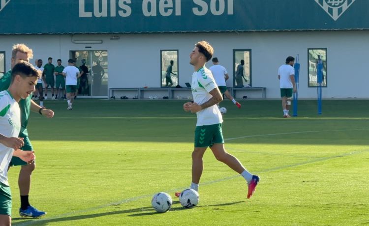 Iker Losada y Fidalgo instalan la normalidad en una sesión en el deadline day del Betis sin Ángel Ortiz Iker Losada y Fidalgo instalan la normalidad en una sesión en el deadline day del Betis sin Ángel Ortiz