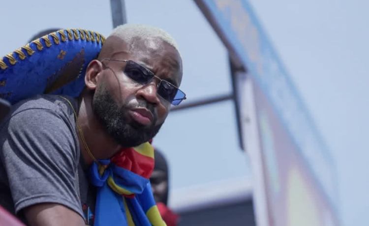 Bakambu celebra la clasificación al Mundial con un cambio de ‘look’ mientras el Betis le espera Bakambu celebra la clasificación al Mundial con un cambio de ‘look’ mientras el Betis le espera