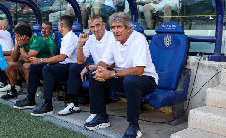 Pellegrini y la dura derrota en el Ciutat de Valencia: «Defensivamente fuimos un desastre» Pellegrini y la dura derrota en el Ciutat de Valencia: «Defensivamente fuimos un desastre»