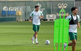 Troy Parrott se alista para la batalla en Mestalla en una sesión del Betis con Abde y Morante Troy Parrott se alista para la batalla en Mestalla en una sesión del Betis con Abde y Morante