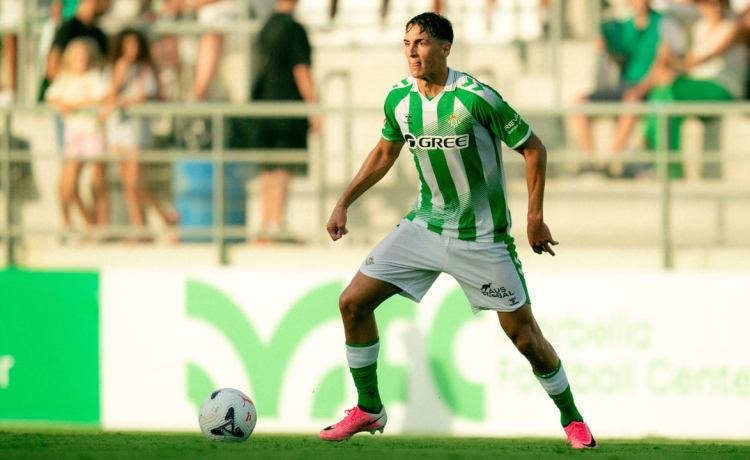 Facundo Bernal y su «espectacular» adaptación al Betis: «El que más me ha sorprendido es Deossa» Facundo Bernal y su «espectacular» adaptación al Betis: «El que más me ha sorprendido es Deossa»