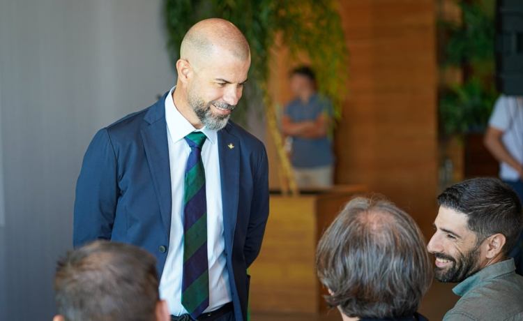 Manu Fajardo pasa revista: cómo está Isco, el fichaje de Ceballos, el perfil de delantero que busca, la salida de Deossa… Manu Fajardo pasa revista: cómo está Isco, el fichaje de Ceballos, el perfil de delantero que busca, la salida de Deossa…