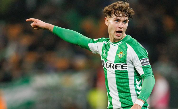 Ángel Ortiz no afloja ante un posible fichaje del Betis en el lateral diestro Ángel Ortiz no afloja ante un posible fichaje del Betis en el lateral diestro