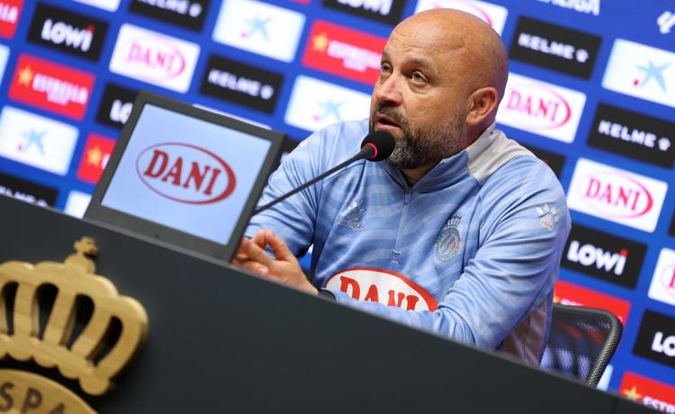 El técnico del Espanyol, Manolo González, intuye el once de un Betis entre dos aguas: «Va a salir con los mejores» El técnico del Espanyol, Manolo González, intuye el once de un Betis entre dos aguas: «Va a salir con los mejores»