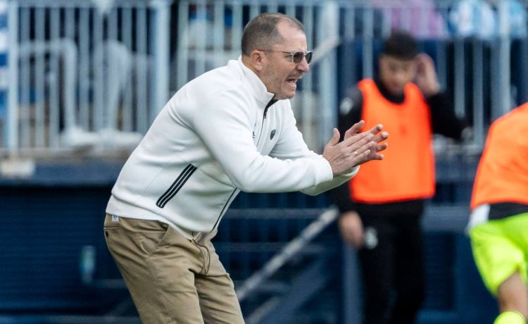 José Juan Romero le da un palo a Caparrós y pide el fichaje de Ceballos para el Betis: «Es de lo mejor de Europa» José Juan Romero le da un palo a Caparrós y pide el fichaje de Ceballos para el Betis: «Es de lo mejor de Europa»
