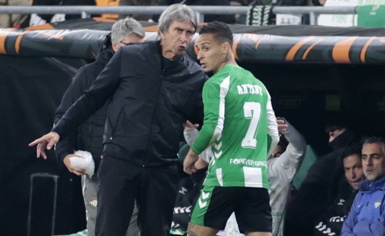 El técnico del Betis, Manuel Pellegrini, pide más a Antony, espera pronto a Isco Alarcón, se rinde ante Pablo Fornals y reclama que el Betis «dé un paso más» El técnico del Betis, Manuel Pellegrini, pide más a Antony, espera pronto a Isco Alarcón, se rinde ante Pablo Fornals y reclama que el Betis «dé un paso más»