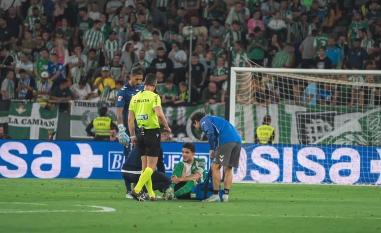 Marc Bartra tuvo que ser sustituido tras lesionarse ante el Real Madrid Marc Bartra tuvo que ser sustituido tras lesionarse ante el Real Madrid