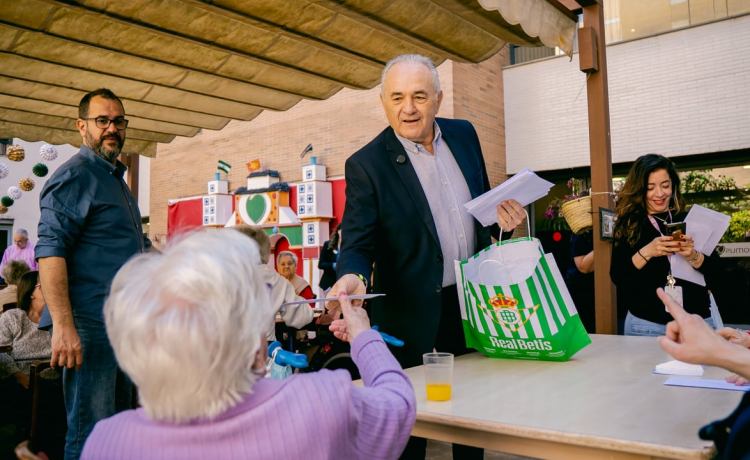 Entrañable iniciativa del Betis con sus mayores: cartas contra la soledad no deseada Entrañable iniciativa del Betis con sus mayores: cartas contra la soledad no deseada