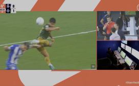 Los audios del VAR sobre la no expulsión del ‘Cucho’: «Toca balón y ese jugador mete la cabeza ahí» Los audios del VAR sobre la no expulsión del ‘Cucho’: «Toca balón y ese jugador mete la cabeza ahí»