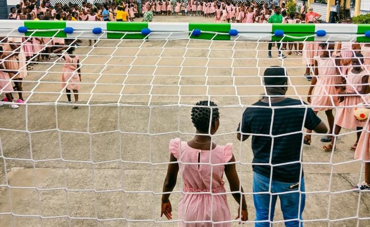 Gesto solidario del Betis con la donación de porterías a dos colegios de Guinea Ecuatorial Gesto solidario del Betis con la donación de porterías a dos colegios de Guinea Ecuatorial