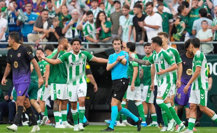 Lo Celso, duro tras una derrota del Betis marcada por la polémica arbitral: «No sé si hubiera sido gol del Barça también se vuelve para atrás» Lo Celso, duro tras una derrota del Betis marcada por la polémica arbitral: «No sé si hubiera sido gol del Barça también se vuelve para atrás»