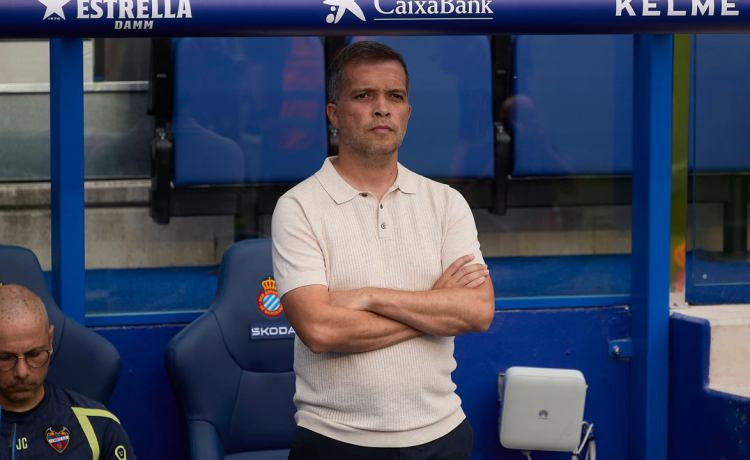 Luis Castro responde a las críticas: «El único partido que no hemos estado a la altura ha sido el primero» Luis Castro responde a las críticas: «El único partido que no hemos estado a la altura ha sido el primero»