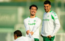 Antony se cae a última hora de la convocatoria y no viaja con el Betis con el estreno copero. Antony se cae a última hora de la convocatoria y no viaja con el Betis con el estreno copero.
