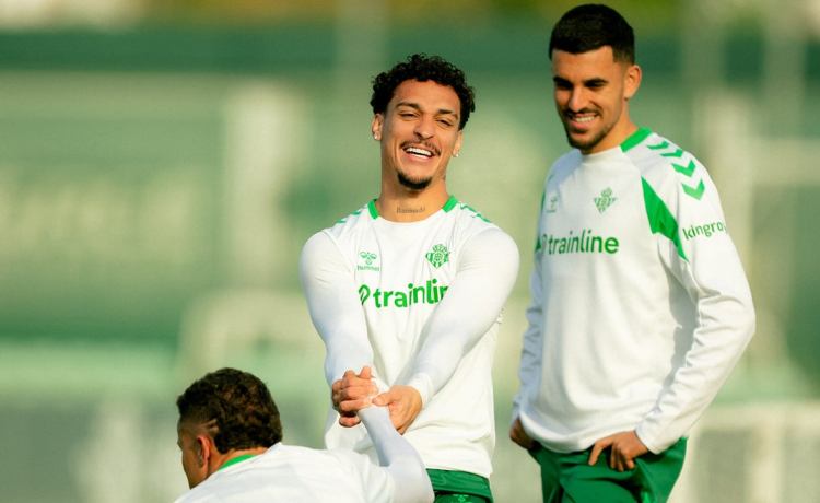 Antony se cae a última hora de la convocatoria y no viaja con el Betis con el estreno copero. Antony se cae a última hora de la convocatoria y no viaja con el Betis con el estreno copero.