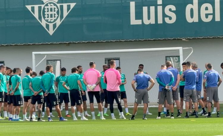 Assane Diao, visita de oro en una sesión de Betis sin Bartra pero con Junior Firpo Assane Diao, visita de oro en una sesión de Betis sin Bartra pero con Junior Firpo