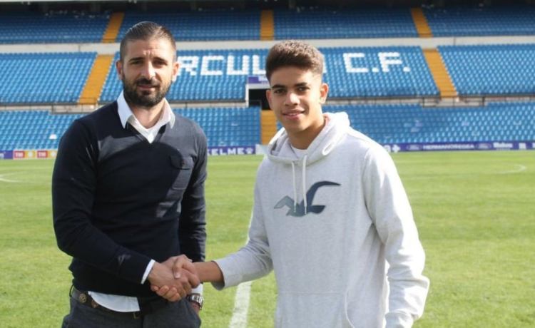 De niño travieso de barrio pobre a estrella del Betis: «Le faltaba la disciplina», explica Jesús Muñoz, el técnico que hizo debutar a Abde con 18 años De niño travieso de barrio pobre a estrella del Betis: «Le faltaba la disciplina», explica Jesús Muñoz, el técnico que hizo debutar a Abde con 18 años