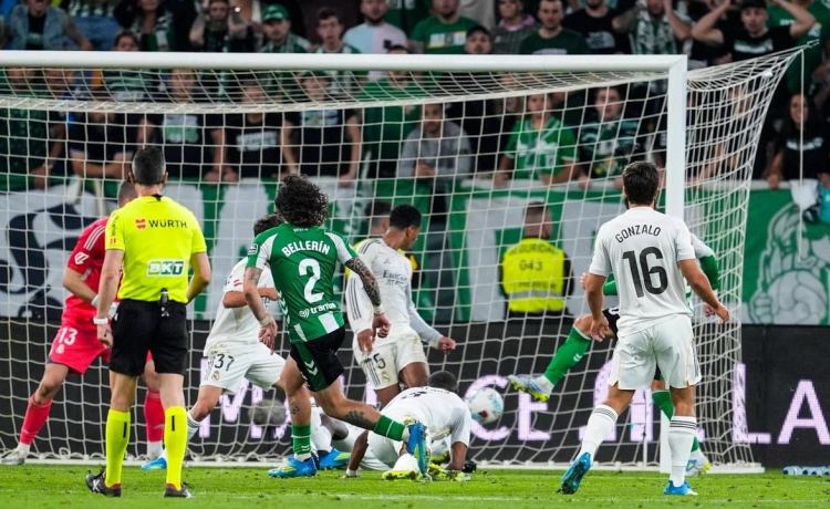 El Betis contesta a la polémica generada por el Real Madrid por el gol de Bellerín El Betis contesta a la polémica generada por el Real Madrid por el gol de Bellerín