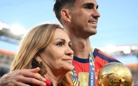 Chari Peña, madre de Fabián Ruiz: «No tenía dinero para llegar a fin de mes y el Betis me contrató para limpiar los vestuarios» Chari Peña, madre de Fabián Ruiz: «No tenía dinero para llegar a fin de mes y el Betis me contrató para limpiar los vestuarios»