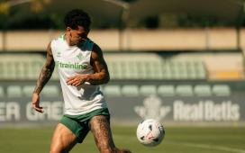 Cinco nuevas bajas marcan el improvisado entrenamiento del Betis tras la suspensión del amistoso contra el Ceuta Cinco nuevas bajas marcan el improvisado entrenamiento del Betis tras la suspensión del amistoso contra el Ceuta