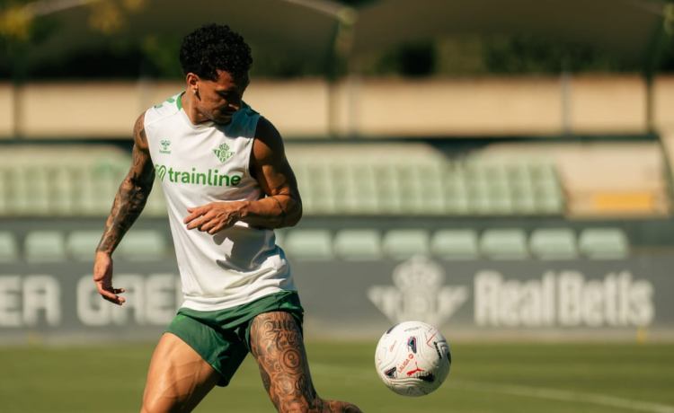 Cinco nuevas bajas marcan el improvisado entrenamiento del Betis tras la suspensión del amistoso contra el Ceuta Cinco nuevas bajas marcan el improvisado entrenamiento del Betis tras la suspensión del amistoso contra el Ceuta