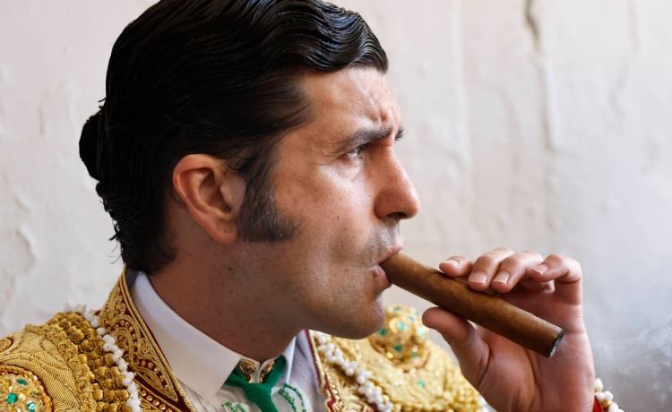 La reflexión de Morante de la Puebla, torero y padre de futbolista: «Mi hijo juega al fútbol (en el Betis) y me dice: ‘Papá, que me duele esto'» La reflexión de Morante de la Puebla, torero y padre de futbolista: «Mi hijo juega al fútbol (en el Betis) y me dice: ‘Papá, que me duele esto'»