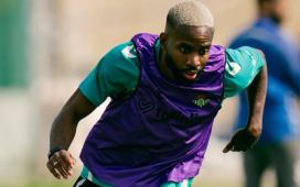 Bakambu mueve ficha y perfila un futuro fuera del Betis: «Lo mejor está por llegar» Bakambu mueve ficha y perfila un futuro fuera del Betis: «Lo mejor está por llegar»