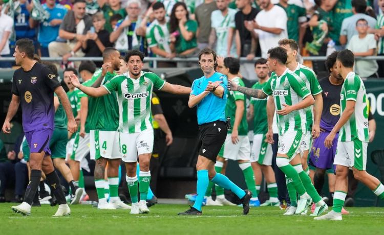 Ricardo de Burgos Bengoetxea, árbitro del Betis – Barcelona: «Los jugadores me agradecen esta forma de pitar» Ricardo de Burgos Bengoetxea, árbitro del Betis – Barcelona: «Los jugadores me agradecen esta forma de pitar»
