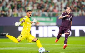 Álvaro Vallés, de villano a héroe: salva al Betis en el descuento ante el Oporto Álvaro Vallés, de villano a héroe: salva al Betis en el descuento ante el Oporto