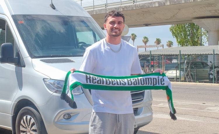 Troy Parrott ya es oficialmente futbolista del Real Betis Troy Parrott ya es oficialmente futbolista del Real Betis