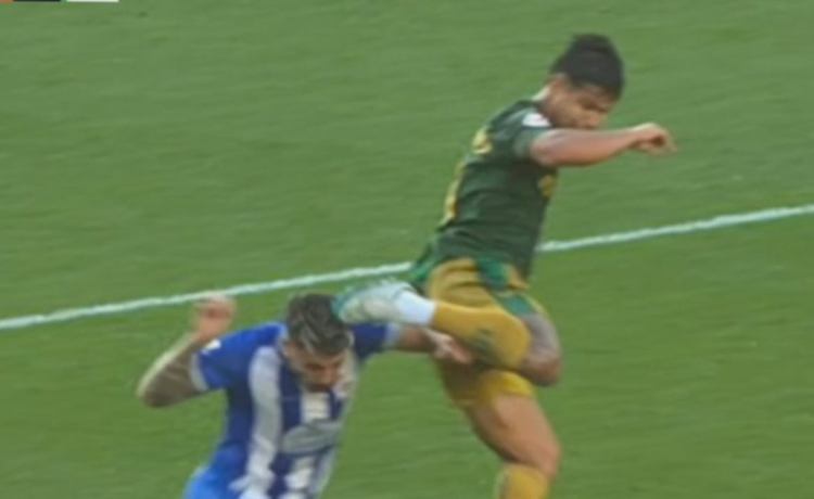 Unanimidad arbitral en la polémica acción de Cucho que pudo haber supuesto su expulsión en el Deportivo-Betis Unanimidad arbitral en la polémica acción de Cucho que pudo haber supuesto su expulsión en el Deportivo-Betis