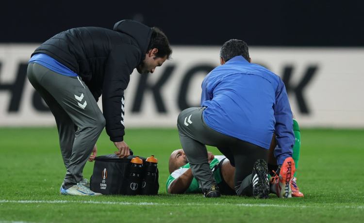 El Betis afronta salidas dolorosas y ultima la reestructuración de sus servicios médicos: «Me inunda la tristeza» El Betis afronta salidas dolorosas y ultima la reestructuración de sus servicios médicos: «Me inunda la tristeza»