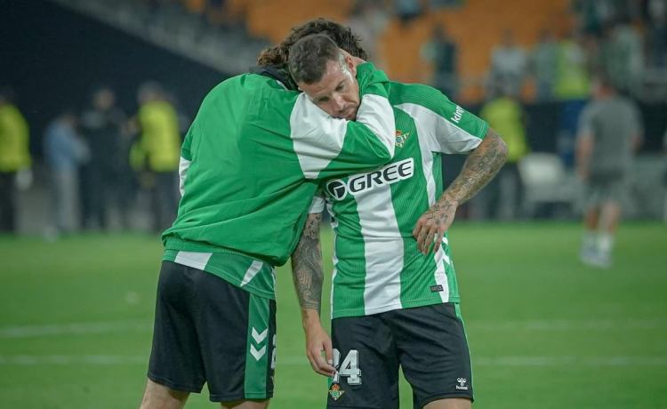 Aitor Ruibal explica que el vestuario del Betis sigue muy afectado: «Hundidos, son días muy duros» Aitor Ruibal explica que el vestuario del Betis sigue muy afectado: «Hundidos, son días muy duros»