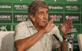 Pellegrini estalla contra el árbitro y lo acusa de haber condicionado el Betis – Barcelona: «Las decisiones son inexplicables e inentendibles» Pellegrini estalla contra el árbitro y lo acusa de haber condicionado el Betis – Barcelona: «Las decisiones son inexplicables e inentendibles»