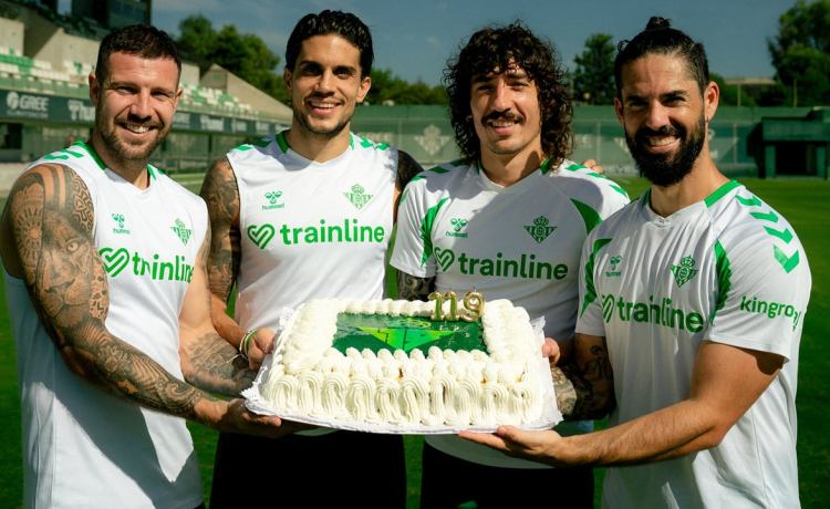 Ángel Haro y Pellegrini celebran el cumpleaños del Betis con un mensaje ambicioso: «Es un miembro más de nuestra familia» Ángel Haro y Pellegrini celebran el cumpleaños del Betis con un mensaje ambicioso: «Es un miembro más de nuestra familia»