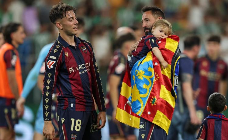 Luís Castro ‘ofrece’ a Iker Losada a Pellegrini: «Tiene características para el juego del Betis» Luís Castro ‘ofrece’ a Iker Losada a Pellegrini: «Tiene características para el juego del Betis»