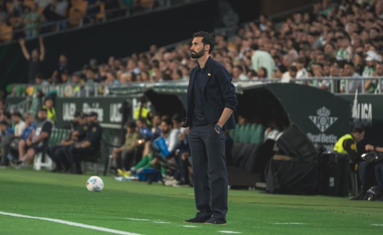 Arbeloa, sobre la posible falta de Antony antes del 1-1: «Hay que entender un poco de fútbol, cosa que…» Arbeloa, sobre la posible falta de Antony antes del 1-1: «Hay que entender un poco de fútbol, cosa que…»