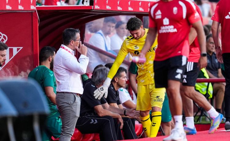 Accidentado debut como titular de Diego Conde: dos salidas alocadas y lesión en el hombro Accidentado debut como titular de Diego Conde: dos salidas alocadas y lesión en el hombro