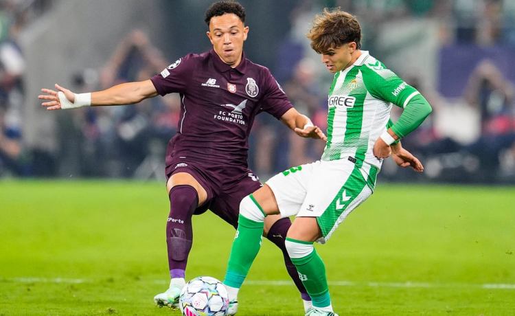 Ángel Ortiz se convierte en el héroe inesperado del Betis: «He tenido que defender a la grada de la provocación» Ángel Ortiz se convierte en el héroe inesperado del Betis: «He tenido que defender a la grada de la provocación»