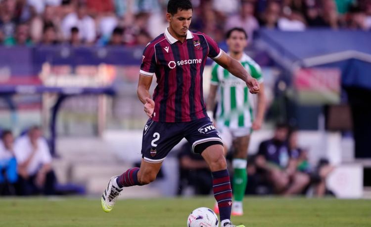 Aïssa Mandi, jugador del Levante y analista de Champions en el Betis: «Va a ser muy difícil, lo veo igualado pero le doy ventaja al Lille» Aïssa Mandi, jugador del Levante y analista de Champions en el Betis: «Va a ser muy difícil, lo veo igualado pero le doy ventaja al Lille»