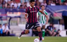 Aïssa Mandi, jugador del Levante y analista de Champions en el Betis: «Va a ser muy difícil, lo veo igualado pero le doy ventaja al Lille» Aïssa Mandi, jugador del Levante y analista de Champions en el Betis: «Va a ser muy difícil, lo veo igualado pero le doy ventaja al Lille»