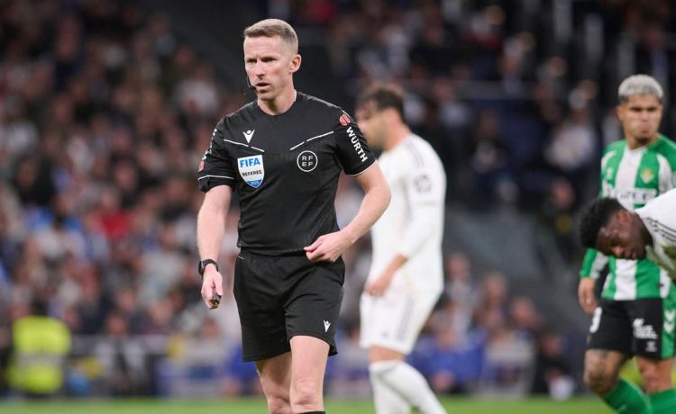 Hernández Hernández, árbitro de Primera división: «El arbitraje es aprender a resetear» Hernández Hernández, árbitro de Primera división: «El arbitraje es aprender a resetear»