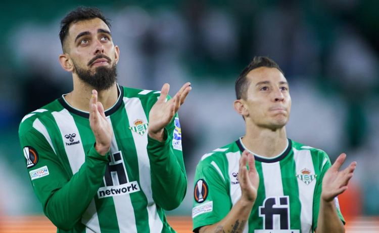 Guardado apadrinó a Borja Iglesias y Fabián, a quienes bendice en la selección: «Le daba sus nalgadas» Guardado apadrinó a Borja Iglesias y Fabián, a quienes bendice en la selección: «Le daba sus nalgadas»