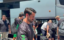 El Betis se lleva a Alemania a 28 futbolistas, incluidos varios con su futuro en el aire, y deja en tierra a Aitor Ruibal El Betis se lleva a Alemania a 28 futbolistas, incluidos varios con su futuro en el aire, y deja en tierra a Aitor Ruibal