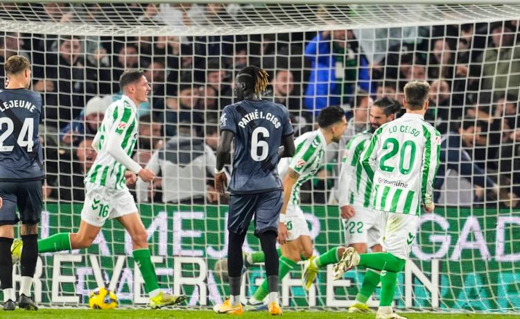 Plus histórico del Betis para imponerse al Rayo y acechar la Champions Plus histórico del Betis para imponerse al Rayo y acechar la Champions