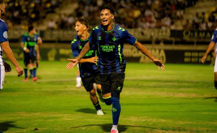 Dani Fragoso modela a Rubén de Sá, un clon de Aitor Ruibal en el Betis Deportivo Dani Fragoso modela a Rubén de Sá, un clon de Aitor Ruibal en el Betis Deportivo