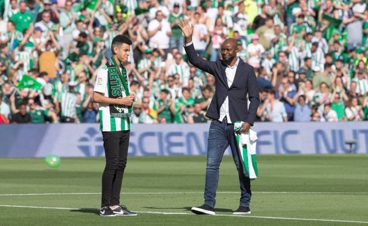 Finidi, «triste» por no poder fichar por el Real Madrid, fue «muy feliz en el Betis» Finidi, «triste» por no poder fichar por el Real Madrid, fue «muy feliz en el Betis»