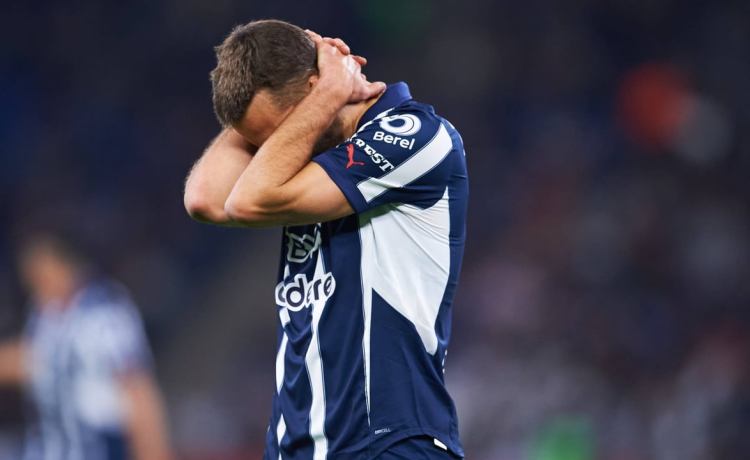 La desoladora imagen de Sergio Canales: al borde de la lágrima en su despedida anticipada de México y más cerca de volver a casa La desoladora imagen de Sergio Canales: al borde de la lágrima en su despedida anticipada de México y más cerca de volver a casa